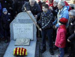 Encesa de la Flama de la Llengua davant la tomba de Pompeu Fabra a Prada de Conflent