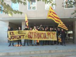 "Joves per la Terra" davant dels Jutjat de Guàrdia d'Arenys de Mar #Autoinculpacions9N