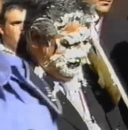  El regidor de cultura de Mataró amb la cara plena de nata durant la Festa Major de 2001 