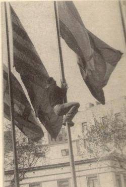 A la dècada dels '80 la bandera espanyola que hi havia a Canaletes sovint era arrencada quan acabaven les manifestacions independentistes