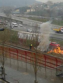 Cremen vies del tren i cotxesa Ciutat Meridiana després d'un desnonament