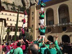 Els Castellers del Riberal i els Pallagos del Conflent que han carregat i descarregat castells a l'esplanada del monestir.