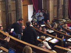 Els diputats de la CUP abandonen el Parlament com a protesta per la sentència de TS