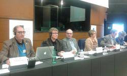 D'esquerra a dreta, Emili Gascó i Jaume Fullana d'Escola Valenciana acompanyats pels presidents de l'intergrup de Llengües