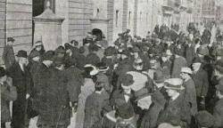 Diversos grups ultraespanyolistes davant del govern militar de Barcelona celebrant la Pasqua Militar en un anomenat acte d'afirmació patriòtica el 6-1-1919 