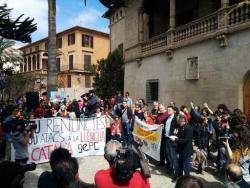 Més de dues mil persones protesten a Palma per l'apagada de canals en català a les Illes