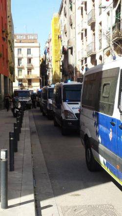 Els Mossos i la Guàrdia Urbana desallotgen un edifici 