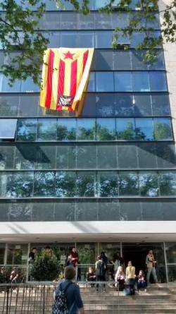 Títol de la imatgeEl SEPC desplega estelades a les universitats de València en motiu del 25A