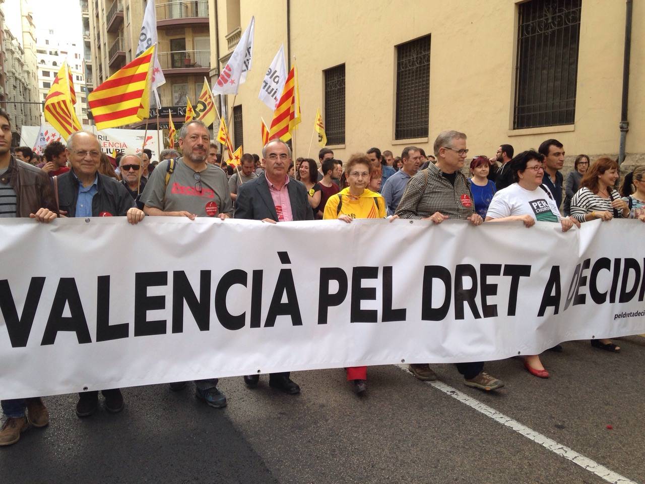 Manifestaci&oacute; pels carrers de Val&egrave;ncia (25 d'Abril)