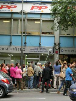 Concentració amb escombres i fregalls davant de la seu del PP per ?netejar? Badalona de corrupció i intolerància