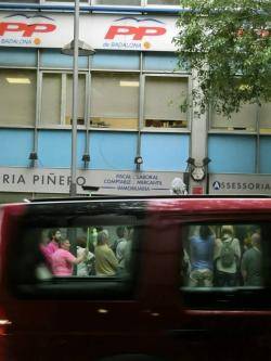 Títol de la imatgeConcentració amb escombres i fregalls davant de la seu del PP per ?netejar? Badalona de corrupció i intolerància
