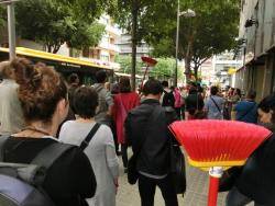 Títol de la imatgeConcentració amb escombres i fregalls davant de la seu del PP per ?netejar? Badalona de corrupció i intolerància