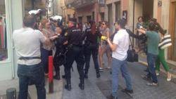 La policia reté un grup de persones als carrers de Palma per blindar Rajoy i Bauzá FOTO: Ara