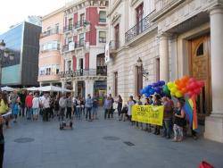 Un centenar de presones es concentren a Reus contra l'homofòbia