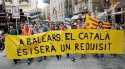 Una de les primeres manifestacions contra contra l'eliminació del català com a requisit