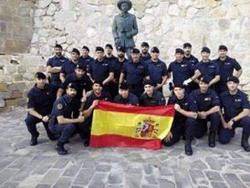 Els antiavalots de la Guàrdia Civil s'han fotografiat davant l'estàtua de Francisco Franco