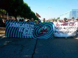 Més de dues mil persones exigeixen el tancament del CIE de la Zona Franca de Barcelona (Manifestació del 2' de juny de 2015)