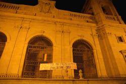 Arran penja una pancarta a la catedral de LLeida