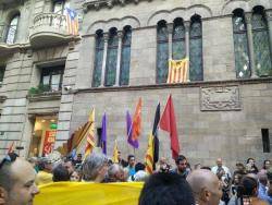 Gairebé 3.000 presones criden "Ros, dimissió" a la Paeria