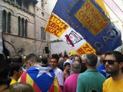 Gairebé 3.000 presones criden "Ros, dimissió" a la Paeria