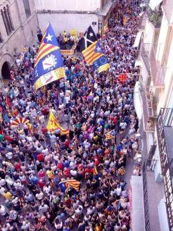 Gairebé 3.000 presones criden "Ros, dimissió" a la Paeria