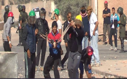 Manifestants àrabs (ajudats per la policia algeriana) agredint amazics
