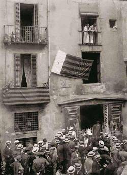 Imatge de la instal·lació de la primera placa l'any 1915 (F.Ballell. AFB)