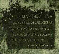 El 1913 el grup juvenil Els Néts dels Almogàvers realitzà el primer acte al Fossar; el 1915 hi collocaren una placa negra amb una llegenda blanca sota una branca de roure on hi havia inscrits els primers versos de la poesia de Pitarra. 