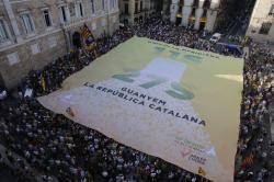 Milers de persones mostren suport a la convocatòria d'eleccions i a omplir la Via Lliure