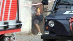 Imatge d'un dels atacants a la comissaria presa per la policia turca (Imatge: Kurdiscat)