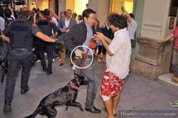 Un escorta de Rajoy desenfunda la seva pistola a Reus (Imatge: Alfredo González/Diari de Tarragona)