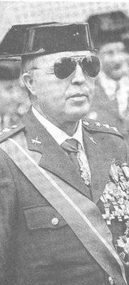 1995 El govern espanyol va oncedir el faixí de general a Enrique Rodríguez Galindo