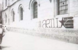 31. 1980- Part del Xiulet (publicació mural períodica) enganxada a la paret de la UB, Plaça Universitat (Barcelona). AEIU