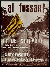 37. 1981- Cartell de convocatòria del Fossar de les Moreres.Convocants diversos. Imatge tractada a partir duna fotografia publicada a: El llibre de la diada: 11 setembre 1977 (Josep Benet /Josep Ma. Espinàs)