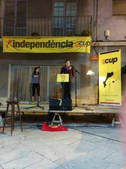 La CUP-CC enceta la campanya a Banyoles amb un "mapping" i la penjada de l'estelada a l'Ajuntament