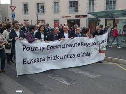 Cinc persones es manifesten a  Baiona en defensa de l'euskera