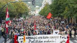 Milers de persones es manifesten a Donostia per demanar l'alliberament d'Arnaldo Otegi i Rafa Díez