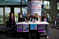 Diverses treballadores que han patit explotació laboral pel fet de ser dones, el 5 de novembre, en una roda de premsa a la Universitat de Barcelona. Foto Mèdia.cat/Ariana Nalda