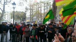 Unes 50 persones a la concentració de KurdisCat per Kobanê a Barcelona