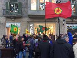 Unes 50 persones a la concentració de KurdisCat per Kobanê a Barcelona