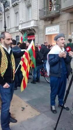 Unes 50 persones a la concentració de KurdisCat per Kobanê a Barcelona