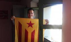 Ara &eacute;s Xavier Angelergues qui penja per cinqu&egrave; dia l'estelada a la Diputaci&oacute; de Tarragpona
