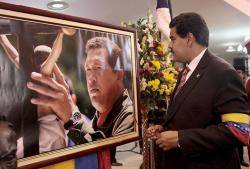 Nicolás Madura davant una foto d'Hugo Chávez. Foto: Directa