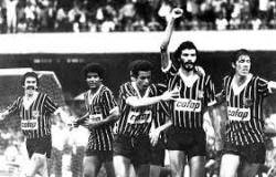 Sócrates celebrant un gol amb el braç en alt i el puny tancat. Foto: Crític