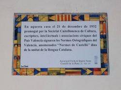 Placa commemorativa recordant la signatura de les Normes de Castelló