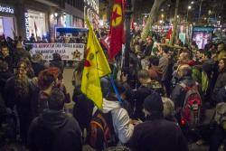 Prop de 150 manifestants que es van concentrar aquest dimecres 27 de gener davant la seu d'un consolat turc de Barcelona, al número 7 del Passeig de Gràcia, tancat i bloquejat per a l'ocasió per dues unitats de l'ARRO dels Mossos d'esquadra. Foto: Directa