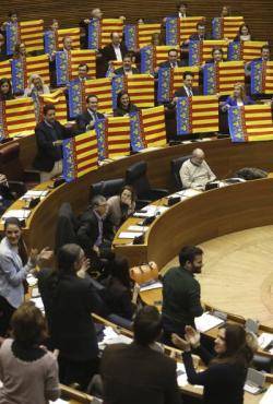 Els diputats del PP han mostrat senyeres blaves mostrant el seu rebuig