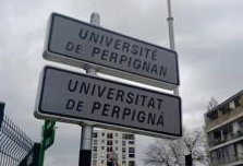 Rètol bilingüe "ortografiat a la francesa" a l'entrada principal de la Universitat de Perpinyà