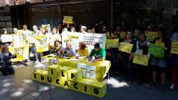 Protesta de la #ILPEducació davant la seu d'ERC