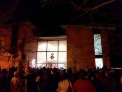 Desenes de persones es van concentrar davant l'Ajuntament de Viladamat (Imatge: CUP Viladamat)